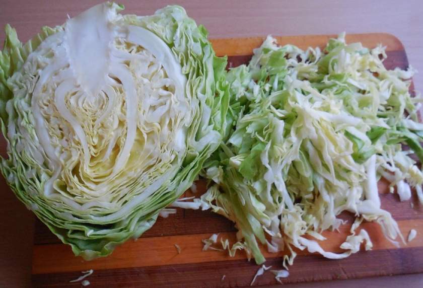 Легкий і смачний весняний салат з капусти, редиски і огірків без майонезу