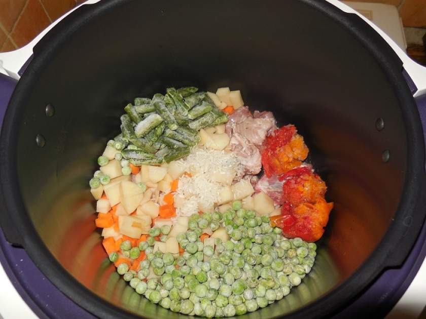 Смачний овочевий суп з м'ясом, замороженим зеленим горошком і стручкової квасолею в мультиварці