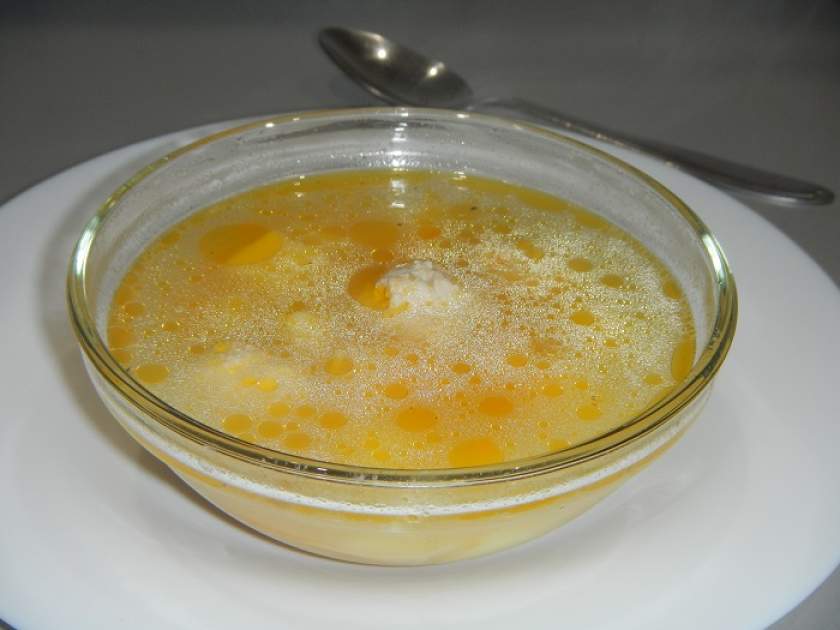 Смачний суп з фрикадельками і вермішеллю