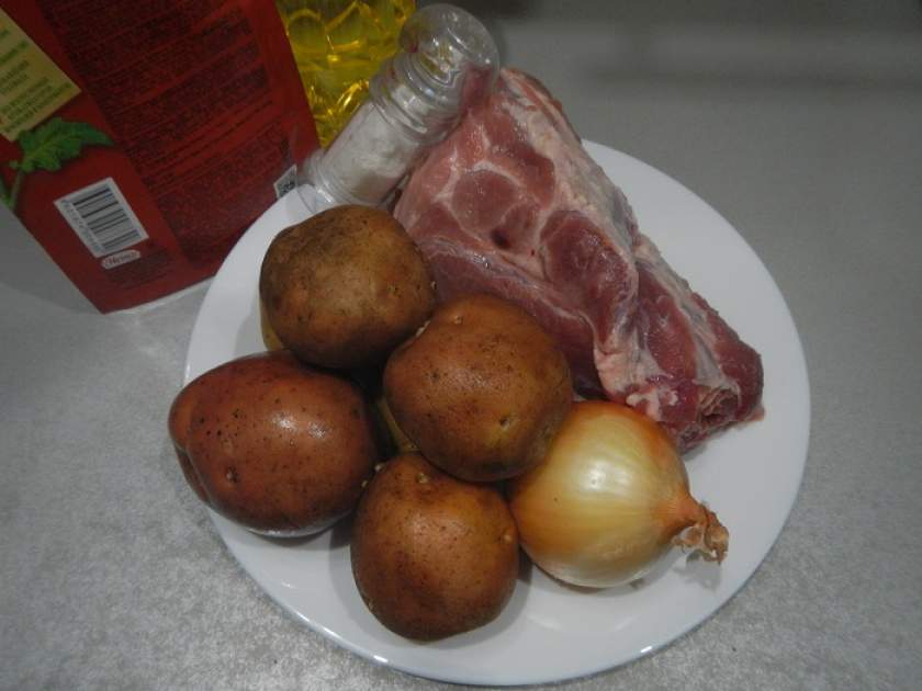 Тушкована картопля з м'ясом у мультиварці, в каструлі і на багатті
