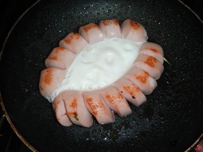 Смачна і красива яєчня з ковбасою у вигляді човника на сніданок або вечерю