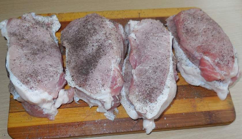 Соковитий свинячий стейк з цибулею — як приготувати смачний стейк в мультиварці