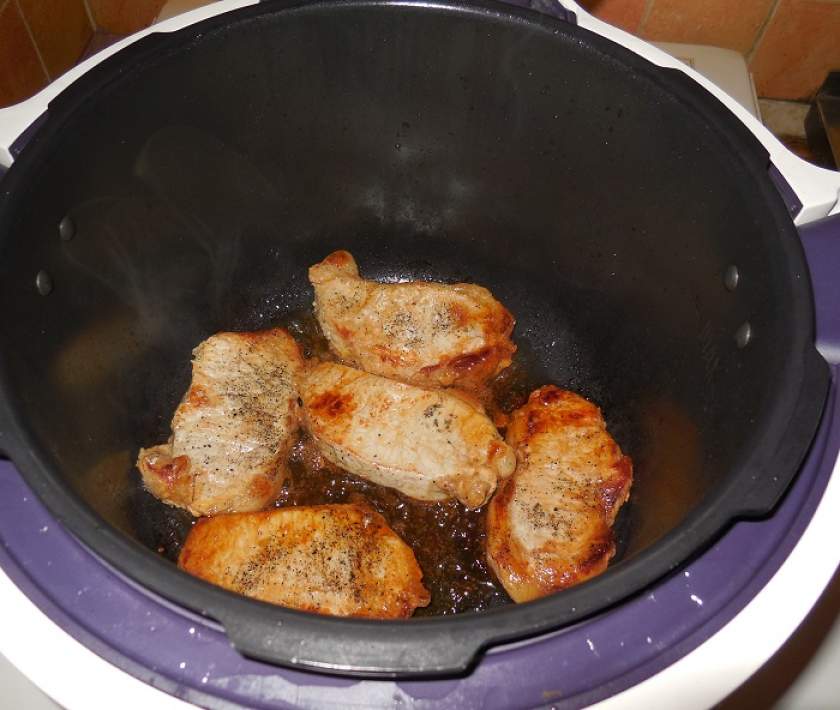 Соковитий свинячий стейк з цибулею — як приготувати смачний стейк в мультиварці