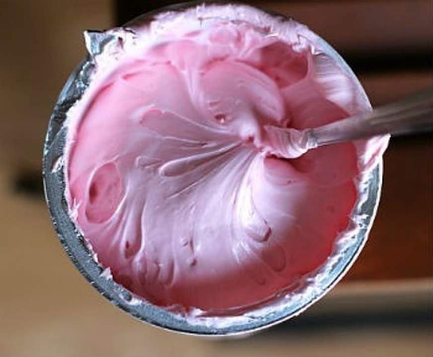 Червона глазур з цукрової пудри і соку ягід — як зробити пісну глазур без яєць