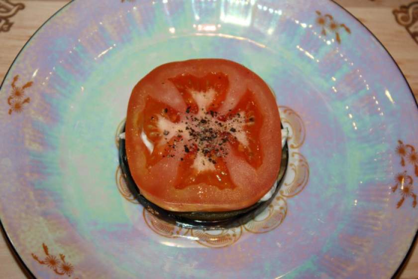 Святкова закуска з баклажанів — міні-салат з помідорами і моцарелою