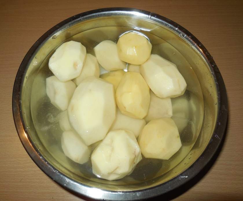 Смачна смажена картопля на сковороді з салом і яйцем