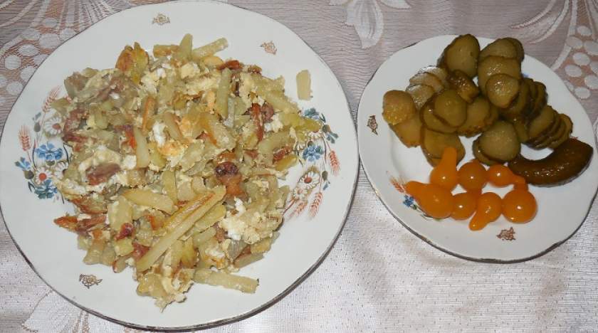 Смачна смажена картопля на сковороді з салом і яйцем