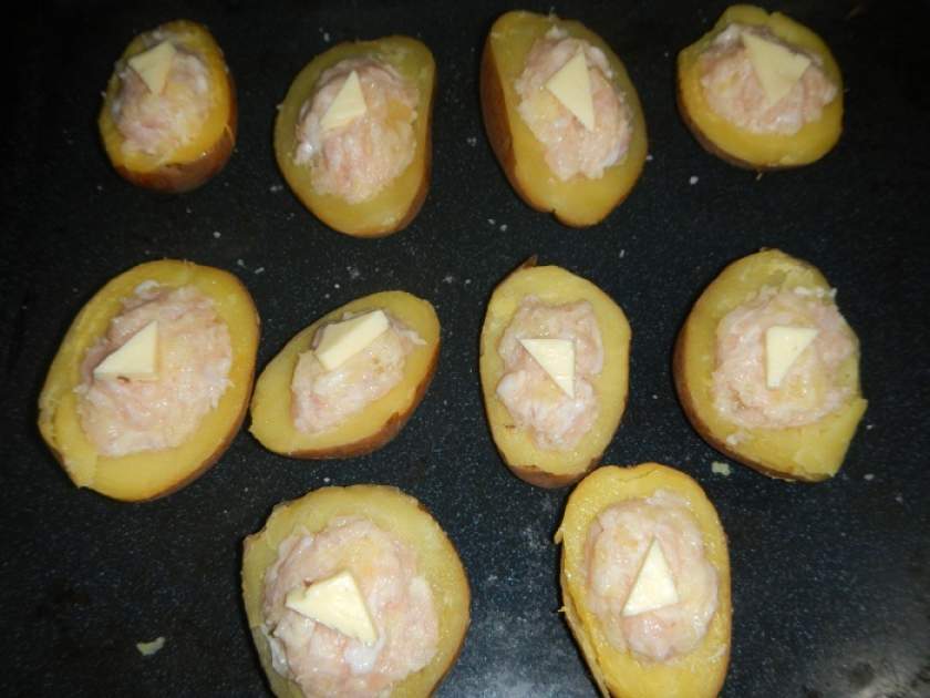 Картопля запечена в духовці з фаршем та сиром або смачні човники з картоплі в мундирі з м'ясом