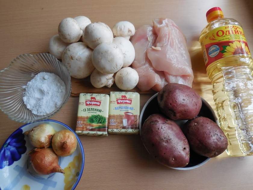 Сирний суп з плавленим сиром, грибами і куркою в мультиварці
