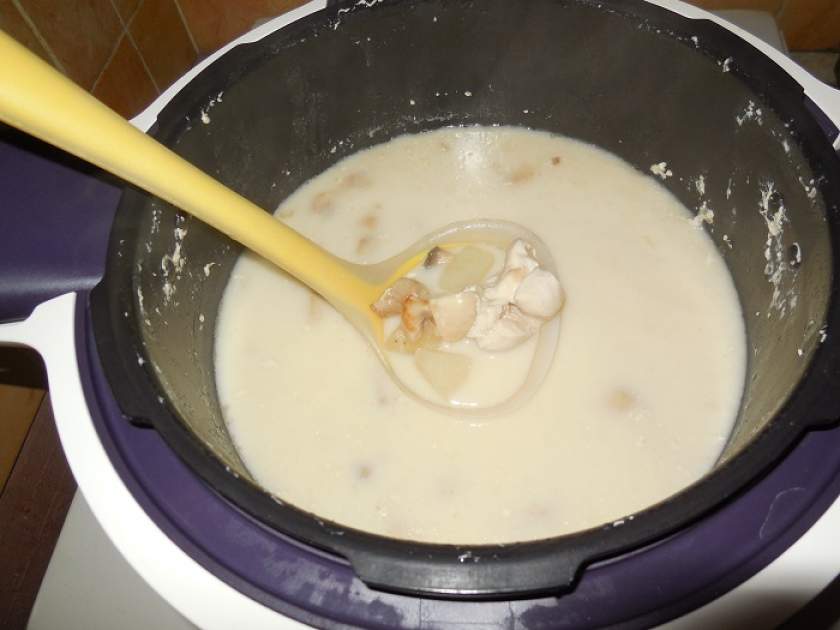 Сирний суп з плавленим сиром, грибами і куркою в мультиварці