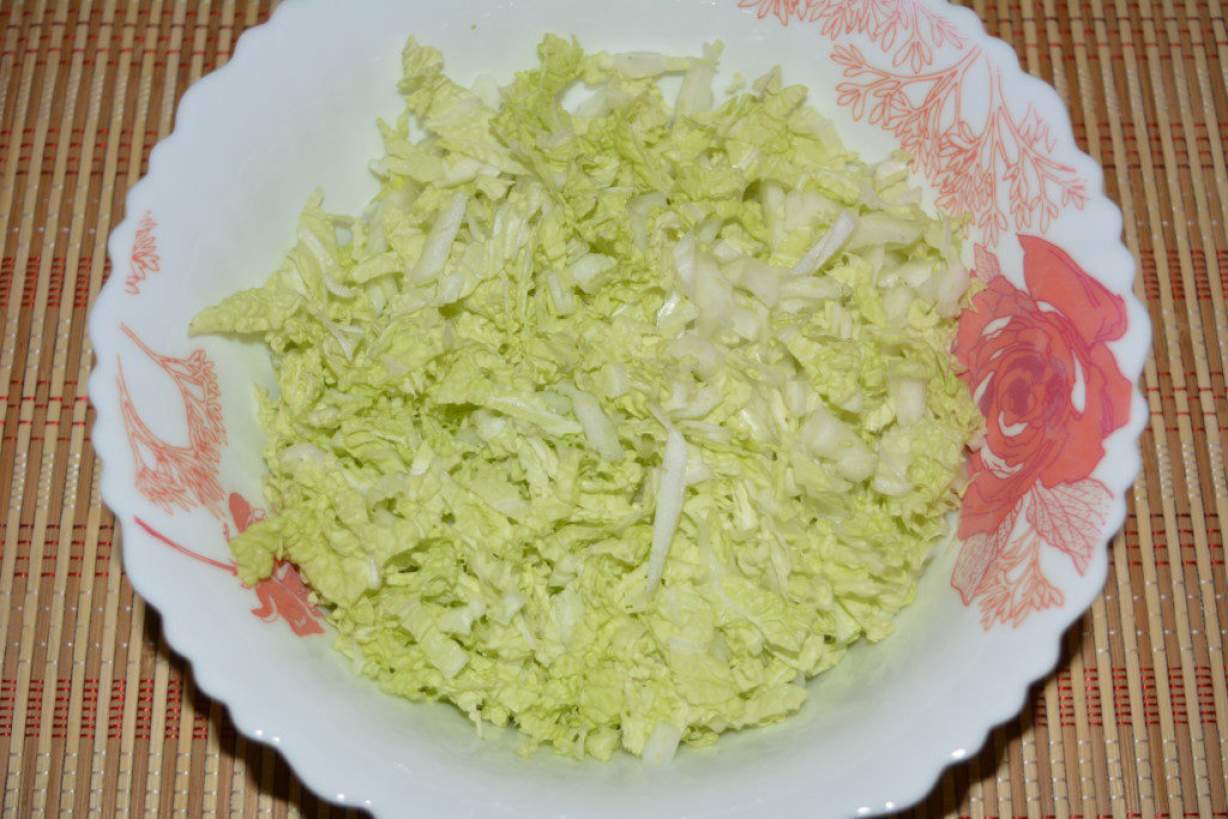 Смачний салат з китайською капустою, куркою і консервованою кукурудзою