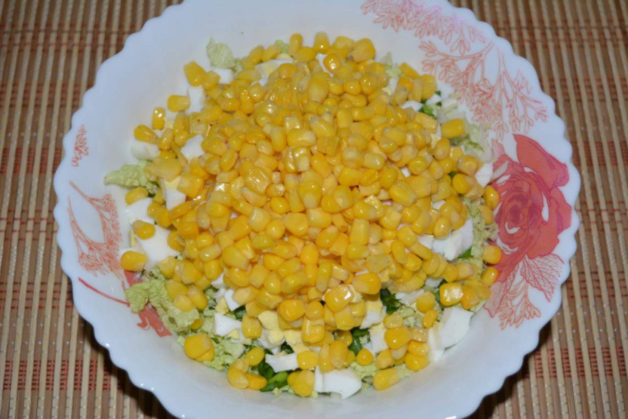 Смачний салат з китайською капустою, куркою і консервованою кукурудзою