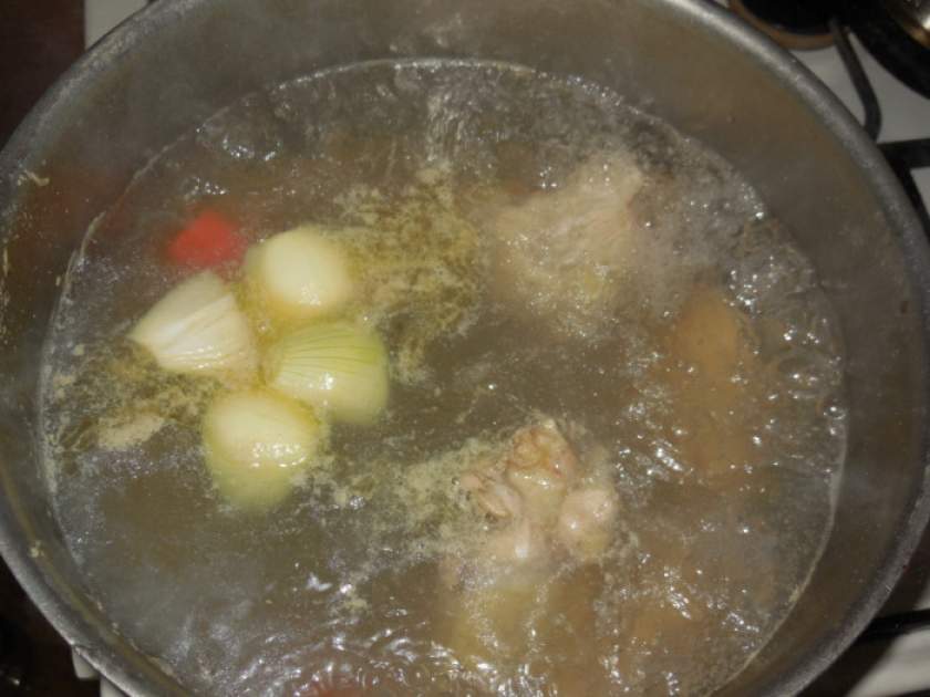Дієтичний томатний суп на бульйоні з індички з овочами й крупою булгур