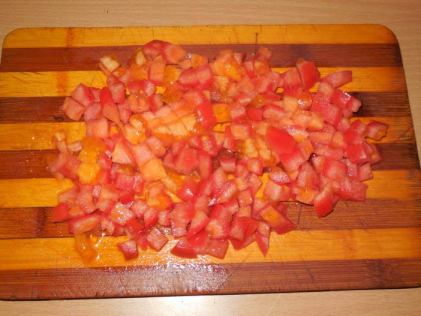 Дієтичний томатний суп на бульйоні з індички з овочами й крупою булгур