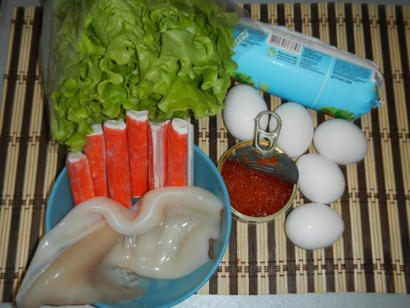 Салат з кальмарами, крабовими паличками і червоною ікрою — простий і дуже смачний морський салат