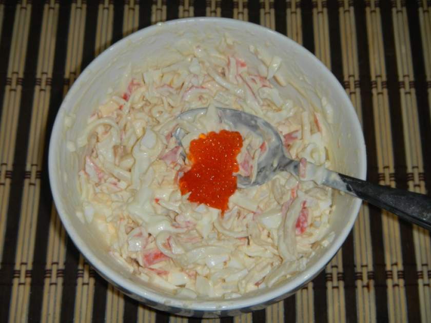 Салат з кальмарами, крабовими паличками і червоною ікрою — простий і дуже смачний морський салат