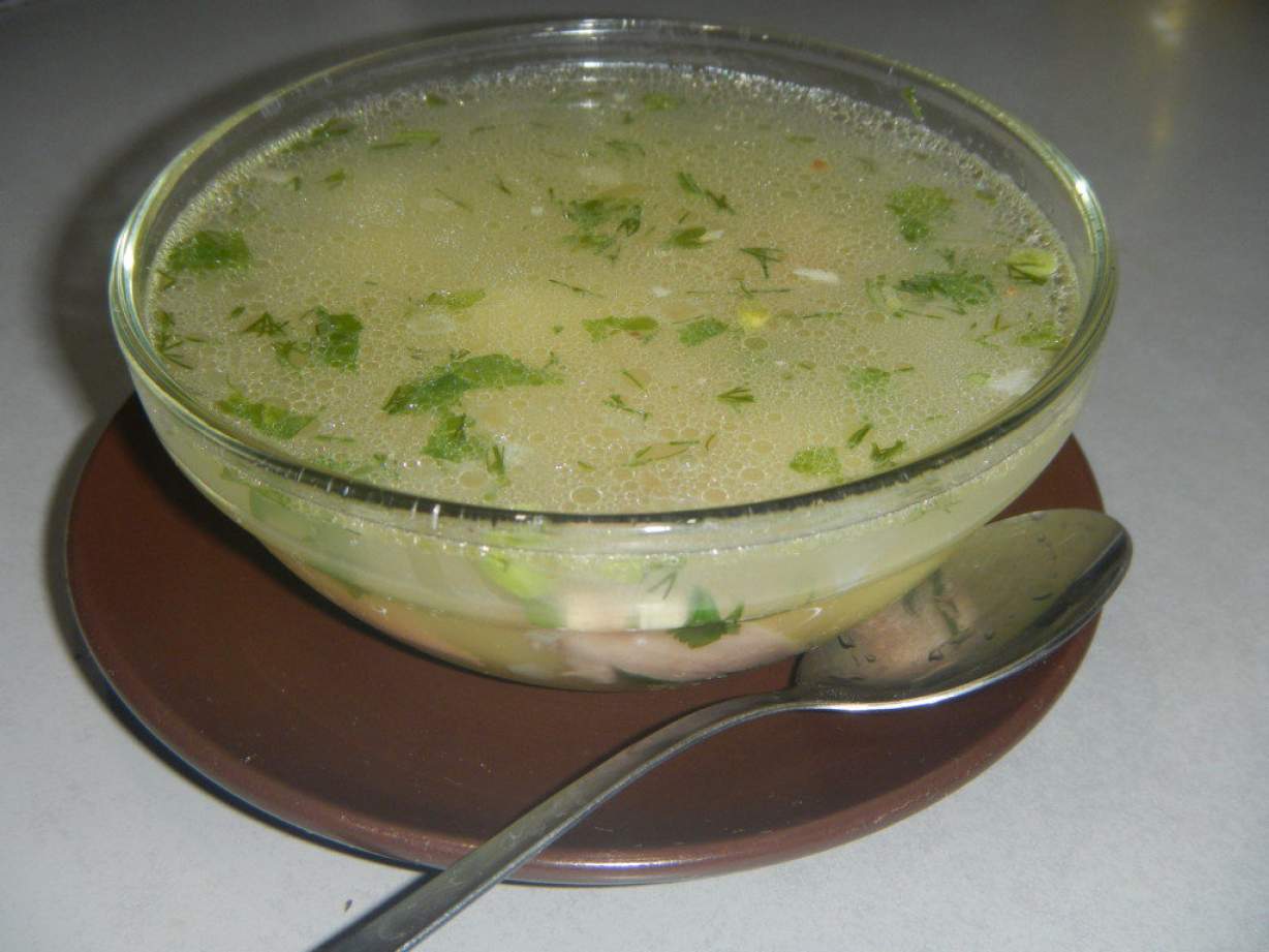 Курячий суп із зеленим горошком і картоплею