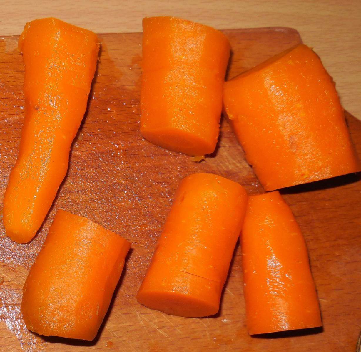 Паштет з оселедця з плавленим сиром і морквою як червона ікра